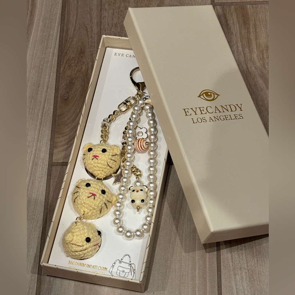 NIB Eye Candy Los Angeles Crochet Cat & faux Pearl Keychain/ bag charm